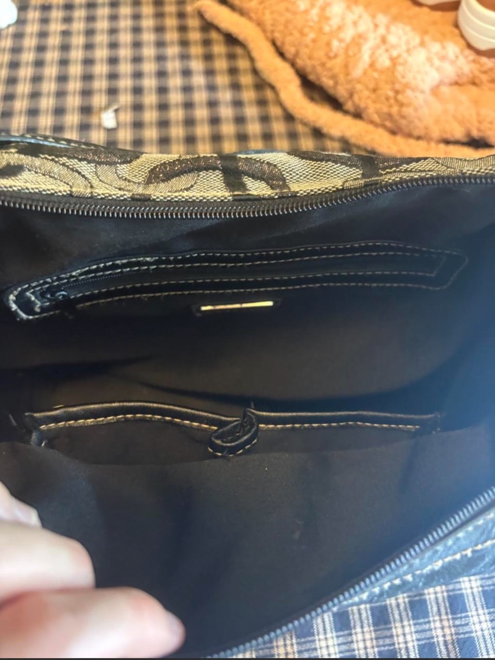 Gray Chain-Pattern Shoulder Bag - Picture 3 of 3